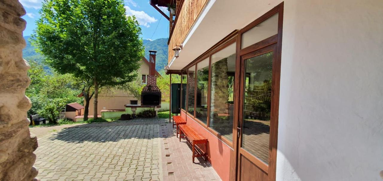 Vila Casa Colt De Rai Brezoi Exteriér fotografie
