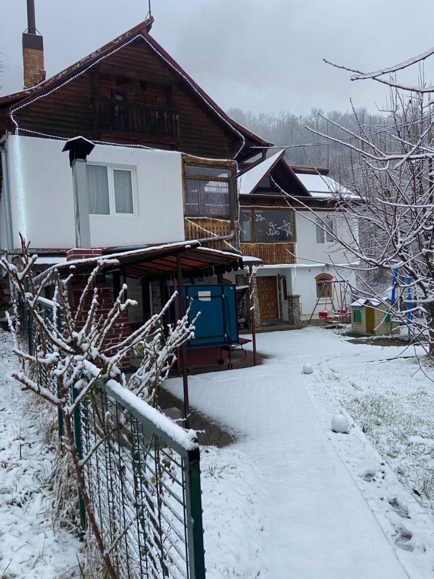 Vila Casa Colt De Rai Brezoi Exteriér fotografie