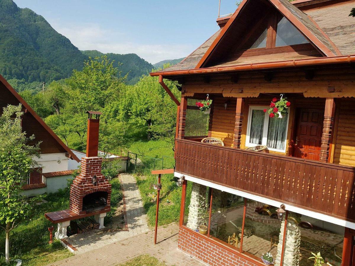 Vila Casa Colt De Rai Brezoi Exteriér fotografie