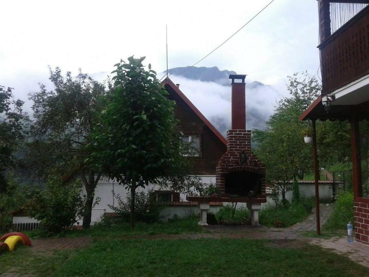 Vila Casa Colt De Rai Brezoi Exteriér fotografie
